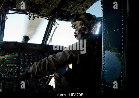 US Marine Corps Captain Christopher Reed, Marine schwere Hubschrauber-Geschwader (HMH) 462, Marine Corps Station Miramar, Kalifornien, führt Vorflugkontrollen auf eine CH-53E Super Stallion-Hubschrauber zur Unterstützung der integrierten Übung 2-15 im Marine Corps Air Boden bekämpfen Center Twentynine Palms (MCAGCC), Kalifornien, 7. Februar 2015. MCAGCC führt relevant Leben Feuer kombinierte Waffen training, urbane Operationen und Joint/Koalition Integration Ebene Training, das fördert die operativen Kräfte Bereitschaft.  Staff Sgt Heather Cozad Staley Stockfoto