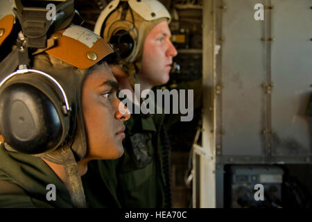 U.S. Marine Corps Lance Cpl. Alberto Velasco, links, und Sgt. Miles Garcia, Marine schwere Hubschrauber Geschwader (HMH) 462, Marine Corps Station Miramar, Kalifornien, Stand-by, Trouble shooting mechanische Probleme auf eine CH-53E Super Stallion-Hubschrauber zur Unterstützung der integrierten Übung 2-15 im Marine Corps Air Boden bekämpfen Center Twentynine Palms (MCAGCC), Kalifornien, 7. Februar 2015. MCAGCC führt relevant Leben Feuer kombinierte Waffen training, urbane Operationen und Joint/Koalition Integration Ebene Training, das fördert die operativen Kräfte Bereitschaft.  Staff Sgt Heather Cozad Staley Stockfoto