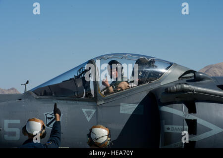 US-Marines zugewiesen, Marine Attack Squadron (VMA) 214, Marine Corps Air Station Yuma, Arizona, Pre-Launch-Prüfungen für eine AV-8 b Harrier-Flugzeuge zur Unterstützung der integrierten Übung 2-15 im Marine Corps Air Boden bekämpfen Center Twentynine Palms (MCAGCC), Kalifornien, 7. Februar 2015 durchführen. MCAGCC führt relevant Leben Feuer kombinierte Waffen training, urbane Operationen und Gelenk/Koalition Integration Ebene Training, das fördert die operativen Kräfte Bereitschaft.  Staff Sgt Amy F. Picard Stockfoto