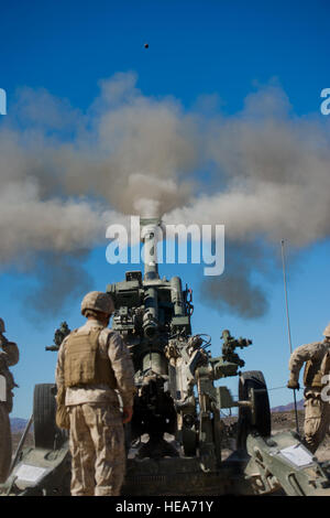 US-Marines zugewiesen Alpha Batterie, 1. Bataillon, 12. Marine Regiment, 3. Marineabteilung, vom Marine Corps Base Hawaii Feuer eine M777A2 leichte 155 mm Haubitze zur Unterstützung der integrierten Übung 2-15 im Marine Corps Air Boden bekämpfen Center Twentynine Palms (MCAGCC), Calif., 9. Februar 2015. MCAGCC leitet relevant Leben Feuer kombinierte Waffen Ausbildung, städtische Betriebe und Gelenk/Koalition Integration Ebene Ausbildung, die Einsatzkräfte Bereitschaft fördert.  Staff Sgt Amy F. Picard Stockfoto