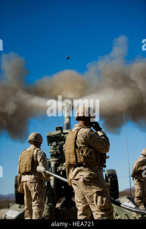 US-Marines zugewiesen Alpha Batterie, 1. Bataillon, 12. Marine Regiment, 3. Marineabteilung, vom Marine Corps Base Hawaii Feuer eine M777A2 leichte 155 mm Haubitze zur Unterstützung der integrierten Übung 2-15 im Marine Corps Air Boden bekämpfen Center Twentynine Palms (MCAGCC), Calif., 9. Februar 2015. MCAGCC leitet relevant Leben Feuer kombinierte Waffen Ausbildung, städtische Betriebe und Gelenk/Koalition Integration Ebene Ausbildung, die Einsatzkräfte Bereitschaft fördert.  Staff Sgt Amy F. Picard Stockfoto