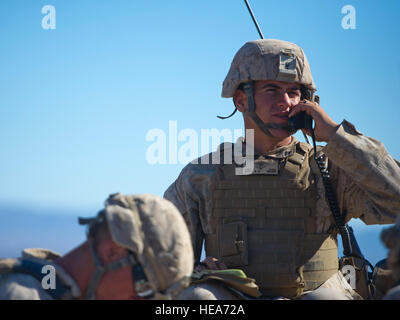 US-Marine, Lance CPL Beau Gnibus, Funker, Bravo Company, 1. Bataillon zugewiesen, 4. Marine Regiment erhält eine Mörser-Feuer-Mission über das Radio während der integrierten Übung 2-15 auf der Marine Corps Air Ground Combat Center (MCAGCC) Twentynine Palms Kalifornien, 10. Februar 2015. MCAGCC führt relevant Leben Feuer kombinierte Waffen training, urbane Operationen und Gelenk/Koalition Ebene Integration, Ausbildung, fördern Einsatzkräfte bereit.  Staff Sgt Kyle Brasier Stockfoto