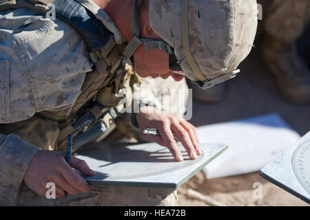 US-Marine, Lance CPL Beau Gnibus, Funker, Bravo Company, 1. Bataillon zugewiesen, 4. Marine Regiment erhält eine Mörser-Feuer-Mission über das Radio während der integrierten Übung 2-15 auf der Marine Corps Air Ground Combat Center (MCAGCC) Twentynine Palms Kalifornien, 10. Februar 2015. MCAGCC führt relevant Leben Feuer kombinierte Waffen training, urbane Operationen und Gelenk/Koalition Ebene Integration, Ausbildung, fördern Einsatzkräfte bereit.  Staff Sgt Kyle Brasier Stockfoto