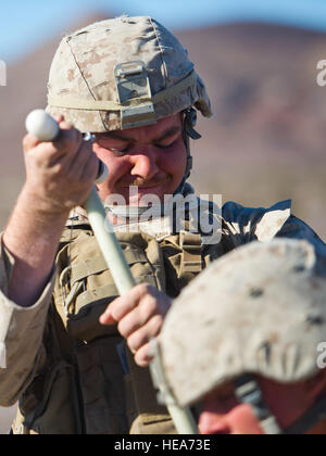 U.S. Marine Lance Cpl. David Hommes, zugewiesene Bravo Company, 1. Bataillon, 4. Marine Regiment, schlägt die Bohrung der seine M224 60-mm-Mörser nach feuern eine Salve während scharfer Munition Veranstaltung während integrierte Übung 2-15 auf der Marine Corps Air Ground Combat Center (MCAGCC) Twentynine Palms Kalifornien, 10. Februar 2015. MCAGCC führt relevant Leben Feuer kombinierte Waffen training, urbane Operationen und Ausbildung, Integration Joint/Koalition Ebene fördern Einsatzkräfte bereit.  Staff Sgt Kyle Brasier Stockfoto