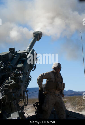 U.S. Marine Corps Lance Cpl. Christian Gonzalaz, Alpha-Batterie, 1. Bataillon, 12. Marine Regiment, 3. Marineabteilung, III. Marine Expeditionary Force befestigt, 3rd Marine Regiment Force stationiert aus der Marine Corps Base Hawaii, Brände eine M777A2 leichte 155 mm Haubitze für eine Mission zur Unterstützung der integrierten Übung 2-15 im Marine Corps Air Boden bekämpfen Center Twentynine Palms (MCAGCC) zugeordnet , Calif., 10. Februar 2015. MCAGCC leitet relevant Leben Feuer kombinierte Waffen Ausbildung, städtische Betriebe und Gelenk/Koalition Integration Ebene Ausbildung, die Einsatzkräfte re fördert Stockfoto