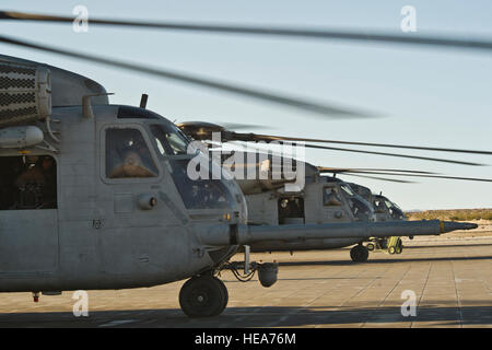 US-Marine CH-53E Super Stallion-Hubschrauber, schwere Marine Hubschrauber-Geschwader-462, Marine Aircraft Wing, Marine Corps Air Station Miramar, Kalifornien, zugewiesen vorzubereiten, während integrierte Übung 2-15 im Marine Corps Air Ground Combat Center (MCAGCC) Twentynine Palms, Kalifornien, 13. Februar 2015 zurück zur Wohnungsstation abzuweichen. MCAGCC leitet relevant Leben Feuer kombinierte Waffen Ausbildung, städtische Betriebe und Gelenk/Koalition-Level-Integration-Ausbildung, die Förderung der operativen Kräfte bereit.  Techn. Sgt Efren Lopez Stockfoto