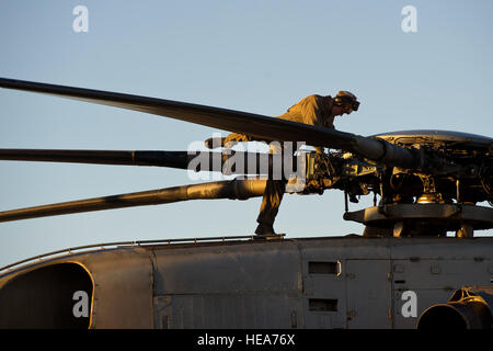 Ein US-Marine, Marine schwere Hubschrauber-Geschwader-462, Marine Aircraft Gruppe 16, 3rd Marine Aircraft Wing, Marine Corps Air Station Mira Mar, Kalifornien, zugewiesen klettert über ein Rotorblatt während der Durchführung von Preflight-Prüfungen auf ein CH-53E Super Stallion-Hubschrauber während integrierte Übung 2-15 auf der Marine Corps Air Ground Combat Center (MCAGCC) Twentynine Palms Kalifornien, 11. Februar 2015. MCAGCC führt relevant Leben Feuer kombinierte Waffen training, urbane Operationen und Ausbildung, Integration Joint/Koalition Ebene fördern Einsatzkräfte bereit.  Staff Sgt Kyle Brasier Stockfoto