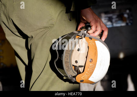 Ein US-Marine, Marine schwere Hubschrauber-Geschwader-462, Marine Aircraft Gruppe 16, 3rd Marine Aircraft Wing, Marine Corps Air Station Mira Mar, Kalifornien, zugewiesen hält sein Deck Helm während der Durchführung von Preflight-Prüfungen auf ein CH-53E Super Stallion-Hubschrauber während integrierte Übung 2-15 auf der Marine Corps Air Ground Combat Center (MCAGCC) Twentynine Palms Kalifornien, 11. Februar 2015. MCAGCC führt relevant Leben Feuer kombinierte Waffen training, urbane Operationen und Ausbildung, Integration Joint/Koalition Ebene fördern Einsatzkräfte bereit.  Staff Sgt Kyle Brasier Stockfoto