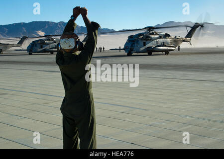 U.S. Marine Lance Cpl. Courtavia Cameron, ein Hubschrauber-Mechaniker zugeordnet, um Marine schwere Hubschrauber-Geschwader-462, Marine Aircraft Gruppe 16, 3rd Marine Aircraft Wing, MCAS Mira Mar, Kalifornien, Marschälle einen CH-53E Super Stallion-Hubschrauber während integrierte Übung 2-15 auf der Marine Corps Air Ground Combat Center (MCAGCC) Twentynine Palms Kalifornien, 11. Februar 2015. MCAGCC führt relevant Leben Feuer kombinierte Waffen training, urbane Operationen und Ausbildung, Integration Joint/Koalition Ebene fördern Einsatzkräfte bereit.  Staff Sgt Kyle Brasier Stockfoto