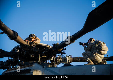 US Air Force Staff Sgt Kyle Brasier zugewiesen Fotojournalist mit 4. bekämpfen Kamera Squadron, März Air Reserve Base, Kalifornien, Dokumente U.S. Marine CPL. Douglas Woelher, Crewchief Marine Aircraft Gruppe 16, Marine schwere Hubschrauber-Geschwader-462, MCAS Miramar, Kalifornien, während integrierte Übung 2-15 im Marine Corps Air Boden bekämpfen Center Twentynine Palms (MCAGCC), Kalifornien, 13. Februar 2015. MCAGCC führt relevant Leben Feuer kombinierte Waffen Ausbildung, städtische Betriebe und Gelenk/Koalition Ebene Integration Ausbildung fördert operativen Kräfte bereit.  Joselito Arib techn. Sgt. Stockfoto