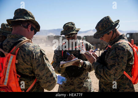 US-Marines taktischen Training Übung Control Group (TTECG) prüft ihr Kampftraining Checkliste während integrierte Übung 2-15 im Marine Corps Air Boden bekämpfen Center Twentynine Palms (MCAGCC), Kalifornien, 13. Februar 2015. MCAGCC führt relevant Leben Feuer kombinierte Waffen Ausbildung, städtische Betriebe und Gelenk/Koalition Ebene Integration Ausbildung fördert operativen Kräfte bereit.  Joselito Aribuabo techn. Sgt. Stockfoto