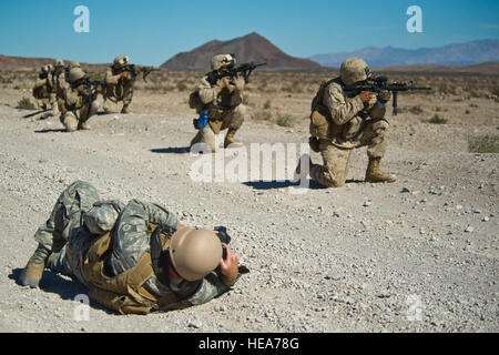 US Air Force Staff Sgt Kyle Brasier Bekämpfung Fotojournalist mit 4. Kampf Kamera Squadron, März ARB, Calif., Dokumente, die US-Marines, 1st Marine Logistics Group, Marine Corps Base Camp Pendleton zugewiesen Kleinwaffen teilnehmen Feuer mock Schlachtfeld Szenario, wie sie sich in einem verstärkten motorisierten Betrieb während integrierte Übung 2-15 im Marine Corps Air Ground Combat Center (MCAGCC) Twentynine Palms beteiligen , Calif., 15. Februar 2015. MCAGCC führt relevant Leben Feuer kombinierte Waffen training, urbane Operationen und Ausbildung, Integration Joint/Koalition Ebene fördern Oper Stockfoto