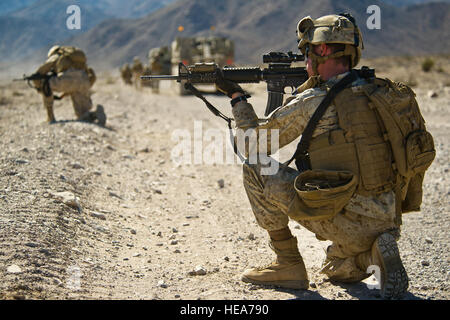 US-Marines, 1st Marine Logistics Group, Marine Corps Base Camp Pendleton, zugewiesen teilnehmen in einem kleine Arme Feuer mock Schlachtfeld Szenario, wie sie sich in einem verstärkten motorisierten Betrieb während integrierte Übung 2-15 im Marine Corps Air Ground Combat Center (MCAGCC) Twentynine Palms, Kalifornien, 15. Februar 2015 beteiligen. MCAGCC führt relevant Leben Feuer kombinierte Waffen training, urbane Operationen und Gelenk/Koalition Integration-Ebene, die Ausbildung fördern operativen Kräfte bereit.  Techn. Sgt Efren Lopez Stockfoto