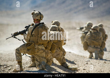 US-Marines, 1st Marine Logistics Group, Marine Corps Base Camp Pendleton, zugewiesen teilnehmen in einem kleine Arme Feuer mock Schlachtfeld Szenario, wie sie sich in einem verstärkten motorisierten Betrieb während integrierte Übung 2-15 im Marine Corps Air Ground Combat Center (MCAGCC) Twentynine Palms, Kalifornien, 15. Februar 2015 beteiligen. MCAGCC führt relevant Leben Feuer kombinierte Waffen training, urbane Operationen und Gelenk/Koalition Integration-Ebene, die Ausbildung fördern operativen Kräfte bereit.  Techn. Sgt Efren Lopez Stockfoto