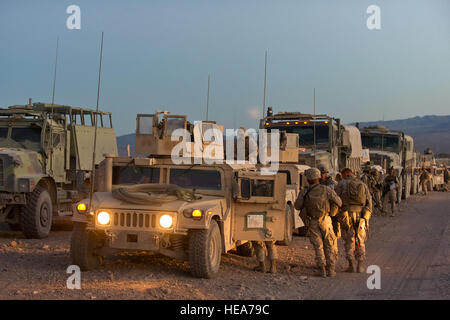 US-Marines zugewiesen 1. Marine Logistics Group, Marine Corps Base Camp Pendleton vorbereiten für eine verbesserte motorisierten Betrieb Kurs mock Schlachtfeld Szenario während integrierte Übung 2-15 im Marine Corps Air Ground Combat Center (MCAGCC) Twentynine Palms, Kalifornien, 15. Februar 2015. MCAGCC führt relevant Leben Feuer kombinierte Waffen training, urbane Operationen und Gelenk/Koalition Integration-Ebene, die Ausbildung fördern operativen Kräfte bereit.  Techn. Sgt Efren Lopez Stockfoto