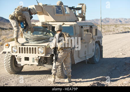 US-Marines zugewiesen 1. Marine Logistics Group, Marine Corps Base Camp Pendleton, abschnallen Ziehharmonika-Rasiermesserdraht aus einem Humvee während einer verstärkten motorisierten Betrieb Kurs mock Schlachtfeld Szenarios, wie sie integrierte Übung 2-15 im Marine Corps Air Ground Combat Center (MCAGCC) Twentynine Palms, Kalifornien, 15. Februar 2015 teilnehmen. MCAGCC führt relevant Leben Feuer kombinierte Waffen training, urbane Operationen und Gelenk/Koalition Ebene Integration, Ausbildung, fördern operativen Kräfte bereit.  Techn. Sgt Efren Lopez Stockfoto