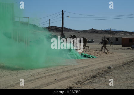 US-Marines zugewiesen, 1. Bataillon, 4. Marines Regiment, Camp Pendleton, Kalifornien, Manöver unter dem Deckmantel der Rauch zu ihrem nächsten Ziel während integrierte Übung 2-15 im Marine Corps Air Boden bekämpfen Center Twentynine Palms (MCAGCC), Kalifornien, 17. Februar 2015. MCAGCC führt relevant Leben Feuer kombinierte Waffen training, urbane Operationen und Joint/Koalition Integration Ebene Training, das fördert die operativen Kräfte Bereitschaft.  Joselito Aribuabo technisch Sgt. Stockfoto