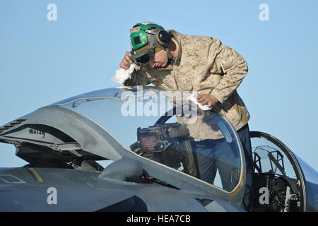 U.S. Marine Lance Cpl. Philip Pettey, Mechanikerin Sitz zugewiesen Marine Angriff Geschwader 214 'Schwarze Schafe' Marine Corps Air Station Yuma, Arizona, reinigt das Vordach über eine AV-8 b Harrier während integrierte Übung 2-15 im Marine Corps Air Ground Combat Center (MCAGCC) Twentynine Palms, Kalifornien, 18. Februar 2015. MCAGCC führt relevant Leben Feuer kombinierte Waffen training, urbane Operationen und Gelenk/Koalition Integration-Ebene, die Ausbildung fördern Einsatzkräfte bereit.  Techn. Sgt Efren Lopez Stockfoto