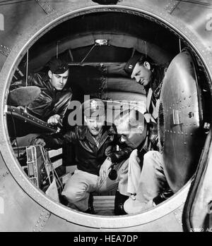 Interieur Foto von der b-29 Superfortress Bomber. Juni 1944 gezeigt ist der hinteren Druckkabine, ausgestattet mit vier Kojen, Crew-Mitglieder für Rest auf einer langen Mission eine Chance geben.  Dies ist ein wichtiger Faktor bei der Bekämpfung der Flug Müdigkeit.  Das b-29 wurde erstmals in Aktion am 5. Juni 1944, bei einem Angriff auf Rangierbahnhöfe in Bangkok, Siam, gemeldet und am 15. Juni wurde der erste Überfall in Japan von Basen in China hergestellt. Nach diesem Datum wurden Angriffe auf dem japanischen Festland stetig, vor allem von Basen in den Marianen und Guam, mit Kräften bis zu 450 und 500 Superfortresses verstärkt. Stockfoto