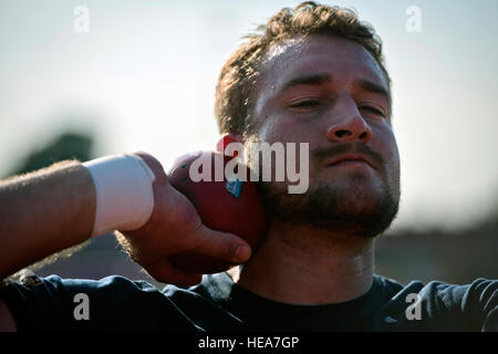 Im Ruhestand Navy Petty Officer 3rd Class Max Rohn bereitet Kugelstoßer 8. September 2014, in Mayesbrook Field in London während des Trainings für die Eröffnung 2014 Invictus Games werfen. Invictus Games ist eine Internationale Paralympische-Stil, Multisport Fall für verwundete Militärangehörige konzipiert. Staff Sgt Andrew Lee) Stockfoto