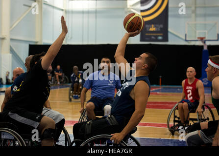 Chief Petty Officer Javier Rodriguez versucht, über einen Verteidiger während des Trainings für das Team USA-Rollstuhl-Basketball-Team 8. September 2014, im Mayesbrook Bereich Sport House in London zu schießen. Staff Sgt Andrew Lee) Stockfoto