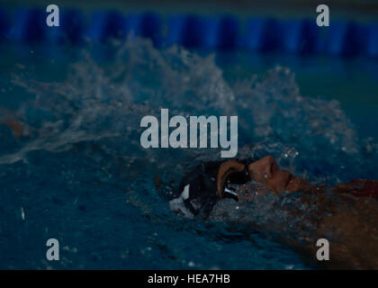 US Army 1st Lt. Kelly Elmlinger, medizinisch-chirurgische Krankenschwester aus San Antonio, übt ihre Schwimmtechnik vor 2014 London Invictus Games, London Aquatics Centre-Queen Elizabeth Olympic Park, England, 10. September 2014. Über 400 Teilnehmer aus 13 Nationen nehmen Teil in der Invictus Games, einer internationalen Sportveranstaltung für verwundete, verletzte oder kranke Soldatinnen und Soldaten. Mannschaften kommen aus den Streitkräften der Nationen, die neben einander gedient haben.  Senior Airman Justyn M. Freeman / veröffentlicht) Stockfoto