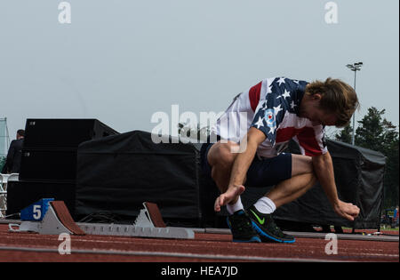 Ein pensionierter Boatswain's Mate der U.S. Navy Aviation nimmt an einer 400-Meter-Staffel während der Invictus Games im Lee Valley Athletics Centre in London Teil, einem internationalen Multi-Sport-Event für verletzte, verletzte und kranke Militärangehörige mit Schwerpunkt auf Rehabilitation und Erholung durch Sport. Stockfoto