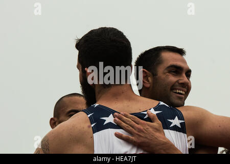 US Navy Hospital Corpsman 3. Klasse Redmond Ramos und pensionierte Air Force Staff Sgt Nicholas Dadgostar umarmen einander nach dem Wettkampf in einem 100 Meter Sprint bei der Invictus Games an der Lee Valley Athletics Centre, London, 11. September 2014. Leichtathletik ist eine verschiedene Sportarten, die mehr als 300 verwundete Krieger aus 13 Nationen antreten in einschließlich Bogenschießen, Rollstuhl-Basketball, Rennrad, indoor Rudern, Rollstuhl-Rugby, Schwimmen und Volleyball sitzen. Die Vision für die Invictus Games ist, nutzen die Kraft des Sports zu begeistern Erholung, Rehabilitation zu unterstützen und ein breiteres Verständnis zu generieren Stockfoto