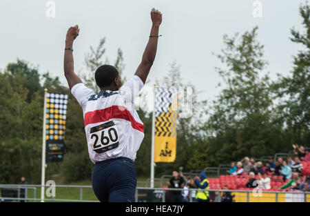 US Marine Aviation Boatswain Mate 3. Klasse Donald Jackson gewinnt einen 100-Meter-Sprint die Goldmedaille in der Leichtathletik Teil Invictus Games an der Lee Valley Athletics Centre, London, 11. September 2014 zu verdienen. Leichtathletik ist eine verschiedene Sportarten, die mehr als 300 verwundete Krieger aus 13 Nationen antreten in einschließlich Bogenschießen, Rollstuhl-Basketball, Rennrad, indoor Rudern, Rollstuhl-Rugby, Schwimmen und Volleyball sitzen. Die Vision für die Invictus Games ist, nutzen die Kraft des Sports zu begeistern Erholung, Rehabilitation zu unterstützen und ein breiteres Verständnis und Respekt für Thos zu generieren Stockfoto