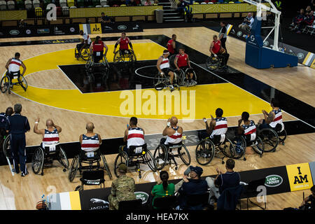 Rollstuhlbasketballmannschaften aus Dänemark und den Vereinigten Staaten wetteifern um Gold während der Invictus Games im Queen Elizabeth Olympic Park, London, die Teil eines Multisport-Events für verwundete Krieger sind, darunter Bogenschießen, Rollstuhlrugby, Straßenradfahren, Indoor Rudern, Leichtathletik, Schwimmen und Sitzen von Volleyball zur Förderung von Erholung, Rehabilitation und Respekt vor den Servicemitarbeitern. Stockfoto