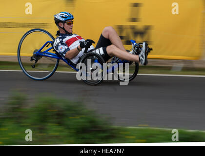 US Army Captain Michael Phillips, veteran, tritt im Straßen-Radsport bei der Invictus Games an der Lee Valley Velo Park, Queen Elizabeth Olympic Park, London, England, 13. September 2014. Road Cycling gehört zu mehrere Sportarten, die mehr als 300 verwundete Krieger aus 13 Nationen konkurrieren im Bogenschießen, Rollstuhl-Rugby, Rollstuhl-Basketball, indoor Rudern, Leichtathletik, Schwimmen und Volleyball sitzen, einschließlich bekommen könnte. Die Vision für die Invictus Games ist, nutzen Sie die Kraft des Sports zu begeistern Erholung, Rehabilitation zu unterstützen und erzeugen ein breiteres Verständnis und Respekt für diejenigen, die ihrem Land zu dienen Stockfoto