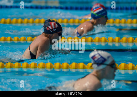 Ein Militärsportler schwimmt den 50-Meter-Brustschlag während der Invictus Games 2016 in Orlando, Florida, wo mehr als 500 Militärsportler aus 14 Nationen bei mehreren Veranstaltungen im adaptiven Sport antraten, um Rehabilitation und Erholung zu fördern. Stockfoto