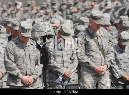 CAMP STRYKER, Irak – militärische Mitglieder vom Victory Base Complex besuchen eine Gedenkfeier veranstaltet um zu Ehren der Luftwaffe 1st Lt. Joseph D. Helton, Jr. 12. September 2009. Leutnant Helton war ein Flug-Kommandeur für die 732. Expeditionary Sicherheit Kräfte Geschwader, Abteilung 2 Übergang Polizeiteam, und 8. September 2009, auf tragische Weise durch eine improvisierte explosive Vorrichtung während führt sein Team auf einer Mission in Bagdad getötet. Techn. Sgt. Johnny L. Saldivar) Stockfoto