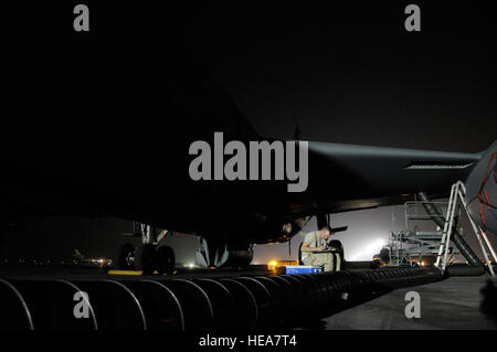 Airman 1st Class Stephen Murphy, 379th Expeditionary Aircraft Maintenance Squadron, vervollständigt ein detailliertes Wartungsprotokoll für eine Boeing KC-135 Stratotanker, 16. Oktober 2008, an einem geheimen Luftwaffenstützpunkt in Südwestasien.  Die Formen ausführlich jedes Teil entnommen oder hinzugefügt, um das Flugzeug und alle anderen Wartungsverfahren für die Luftbetankung durchgeführt.  Eine drei-Mann-Besatzung ist eine Kompensator-Sonde auf die Luftbetankung wichtigsten Tank an einem geheimen Luftwaffenstützpunkt in Südwestasien ersetzen.  Die KC-135 ermöglicht es Kern aerial Betankung für die United States Air Force und liefert Luft tanken su Stockfoto