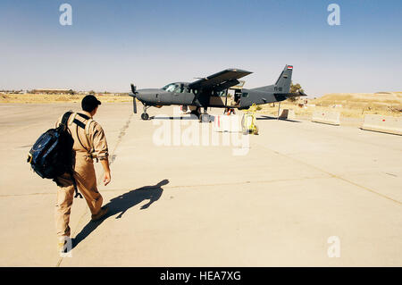 Ein irakischen Piloten geht auf einen irakischen AC-208 Wohnwagen für eine Ausbildungsmission in Kirkuk Regional Air Base, Irak. Zum ersten Mal seit der Neuformierung der irakischen Luftwaffe, ein irakischen Piloten feuerte eine Rakete aus einem eine AC-208 4. November 2009, auf ein Ziel auf eine Bombardierung Range in der Nähe von Al Asad Air Base, Irak.  Staff Sgt. Aaron Allmon) Stockfoto