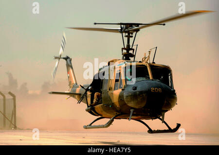 Ein irakische Luftwaffe UH - 1H II Huey Hubschrauber begibt sich auf eine medizinische Transportflug Taji Luftwaffenstützpunkt in Irak, 17. Juli 2009. Diese Mission wird einen irakische Soldaten bewegen, wurde von einem Scharfschützen in Bagdad, die Air Force Theater Krankenhaus in Balad Air Base, Irak, in den Bauch geschossen und hat sich seitdem erholt genug für weitere Erholung zurück nach Bagdad gebracht werden.  Staff Sgt Michael B. Keller Stockfoto