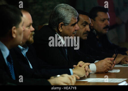 Kirkuk Landeshauptmann Abul Rehman Mustafa hört als US Armee Oberst David Paschal, Commander, 1. Brigade, 10th Mountain Division, Fort-Trommel, N.Y., spricht mit irakischen Beamten, irakische Sicherheitskräfte und Koalitionstruppen während einer Sicherheitskonferenz in Kirkuk Regierungsgebäude, Sicherheitsfragen und Operationen innerhalb der Provinz Kirkuk, 24. Juni 2008 zu diskutieren.  Staff Sgt Ave I. Pele-Sizelove Stockfoto