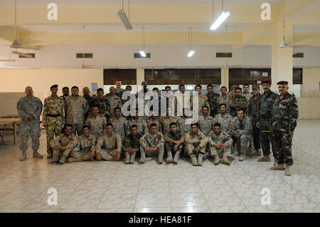 US-Soldaten, die 1. Kommando-Bataillon Bataillon Übergangsteam und Soldaten der irakischen Shurta, Abteilung der Grenze Enforcement Team zugewiesen nehmen ein Gruppenfoto am Ende des Tages Training in Basra, Irak, Sept. 29. US-Soldaten von der 1. Commando, BTT, Lehren die Kurse vermitteln Selbstvertrauen in Notwehr, Karte lesen, globales Positionsbestimmungssystem, erste-Hilfe und Personal suchen. Stockfoto