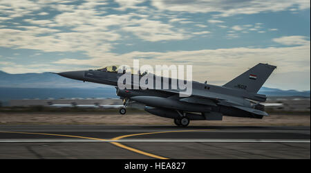 Air Force Oberstleutnant Julian Pacheco und irakische Luftwaffe Capt Hama Land eines der IAF neue f-16 Fighting Falcon Flugzeuge am nahe gelegenen Tucson International Airport, 16. Dezember 2014. Aufgrund der aktuellen Sicherheitslage im Irak werden die IAF Piloten ihre Ausbildung in ihre eigenen Flugzeuge in den USA statt von Flugplätzen im Irak abgeschlossen. Senior Airman Jordan Castelan) Stockfoto