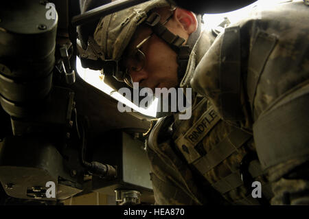 SPC. Andrew Rindfleisch überwacht die Radios während eine irakische Polizei führte Suche der Dörfer von Emergency Service Unit, Irak April 1. Soldaten werden zugewiesen, Alpha Company, 2. Bataillon, 35. Infanterie-Division, Schofield Barracks, Hawaii.  Master Sergeant Andy Dunaway) Stockfoto