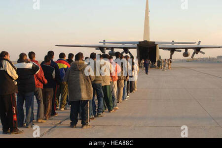 Ca. 65 irakische Polizei rekrutiert Linie bis Board eine irakische c-130 Hercules festgelegt, die Männer von neuen Al Muthana Air Base, Irak, der Training Academy in Sulay Mania, Irak zu transportieren. Als nur irakische Schwergut Luftbrücke Mission im Land zog das 23. Transport-Geschwader über 450 Rekruten, 26. Dezember, mit plant, weitere 150 am nächsten Tag bewegen. "Die Rekruten zu fliegen ist viel schneller und sicherer als Büssing sie auf der Website befindet sich eine fünfstündige Fahrt von Bagdad, wenn die Straßen in gutem Zustand sind und es keine Probleme gibt", sagte Oberst Saad, 23. TS. Staff Sgt Jennifer Lindsey) Stockfoto