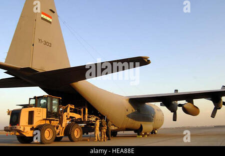 Gepäck, etwa 65 irakische Polizei Rekruten ist an Bord einer irakischen c-130 Hercules festgelegt, um die Männer von neuen Al Muthana Air Base, Irak, der Training Academy in Sulay Mania, Irak, 26. Dezember zu transportieren. Als nur irakische Schwergut Luftbrücke Mission im Land zog das 23. Transport-Geschwader über 450 Rekruten am ersten Tag mit Plänen, um weitere 150 am nächsten Tag zu verschieben. "Die Rekruten zu fliegen ist viel schneller und sicherer als Büssing sie auf der Website befindet sich eine fünfstündige Fahrt von Bagdad, wenn die Straßen in gutem Zustand sind und es keine Probleme gibt", sagte Oberst Saad, 23. TS. Staff Sgt Jennifer Stockfoto