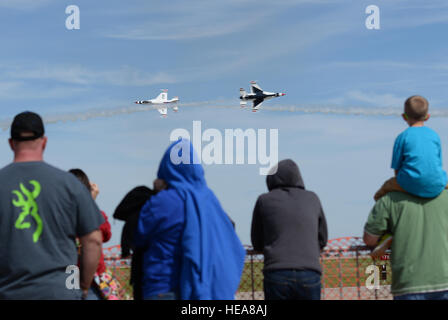 Zuschauer zusehen, wie die US Air Force Thunderbirds eines ihrer vielen Manöver während der 2014 Flügel der Freiheit Open House, 13. September 2014 durchzuführen. Während ihrer Performance ausgeführt die Thunderbirds Solo und Formation Manöver wie den Delta-Burst, Pfeilspitze Schleife und das Kreuz über brechen.  Airman 1st Class Nathan Clark Stockfoto