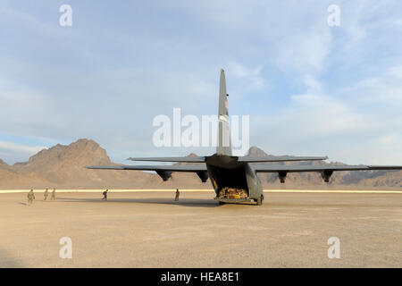 Nachdem er Zeit mit International Security Assistance Force (ISAF) Führer und Vertreter der Farah Provincial Regierung während des Besuchs der Forward Operating Base (FOB) Farah, Platinen der ISAF-Kommandeur, US-Armee General Stanley McChrystal, eine US Luftwaffe c-130 Flugzeuge nach Kabul, Afghanistan, 22. Januar 2010 gebunden. FOB Farah war nur einer von mehreren Orten besuchte General McChrystal im regionalen Kommando West (RC-West). Stockfoto