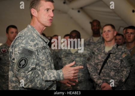 Die International Security Assistance Force (ISAF) Commander, US-Armee General Stanley McChrystal, Adressen Koalitionstruppen, Forward Operating Base (FOB) Farah, Afghanistan, 22. Januar 2010, während seines Besuchs in mehreren Standorten in der gesamten regionalen Kommando West (RC-West) zugewiesen. "Du bist ein langer Weg von zu Hause aus," sagte General McChrystal. "Du bist wohl ein langer Weg von überall, das Sie dachten immer wäre, aber du bist wahrscheinlich nicht weit davon entfernt was Sie dachten, dass Sie im Leben tun würde. Weil Sie dachten, Sie würden etwas für andere Menschen tun und du tust etwas für andere Menschen. Du machst somet Stockfoto