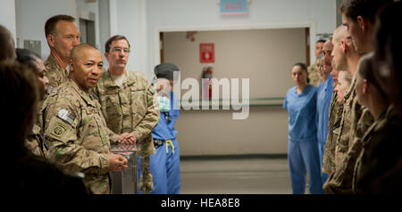 Internationalen Sicherheit Hilfe Kraft Senior eingetragen Berater Befehl Sergeant-Major Thomas R. Capel Gespräche mit den Truppen der 455. Expeditionary Medical Group während einer Schlacht Feld Auflage in Bagram Air Field, Afghanistan 13. März 2013. CSM Capel nahm sich Zeit, Truppen für all ihre harte Arbeit, Engagement und Hingabe zur Unterstützung der Operation Enduring Freedom zu danken. (: SSgt Dustin Payne, ISAF HQ Public Affairs) Stockfoto