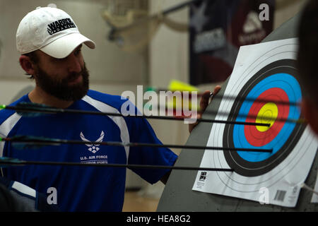 Luftwaffe-Athlet sieht Ryan Gallo über entsprechen seine Aufnahmen für eine Bogenschießen Qualifizierung während der 2014 Krieger Spiele bei den US Olympic Training Center, Colorado Springs, Colorado, 1. Oktober 2014. Die Krieger Spiele besteht aus Athleten aus in das Department Of Defense, die im Paralympischen Stil Events für ihre jeweiligen militärischen Zweig. Das Ziel der Spiele ist, markieren Sie das unbegrenzte Potenzial der Krieger durch Leistungssport zu helfen.  Flieger 1. Klasse Scott Jackson) Stockfoto