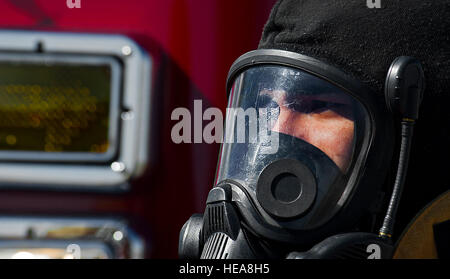 Ein Feuerwehrmann aus der 5. Bauingenieur-Geschwader dons seine Gasmaske vor der Teilnahme an einer kontrollierten Verbrennung Übung Minot Air Force Base, N.D., 21. Mai 2014. Die Mehrzweck-Struktur ermöglicht eine Feuerwehr auf allen Ebenen, vom Schlauch Entwicklungen auf Führungs- und Szenarien zu trainieren. Es hat Stellwände Raumaufteilung ändern und Feuerwehrmann Fähigkeiten Durchführung von Suchmustern und Opfer suchen in Blackout Bedingungen testen kann. Es bietet Gelegenheit für gewaltsame Eintrag Training, auf engstem Raum Rettung und bietet realistische und Szenario basierend Geräusche während des Trainings hinzu das Stockfoto