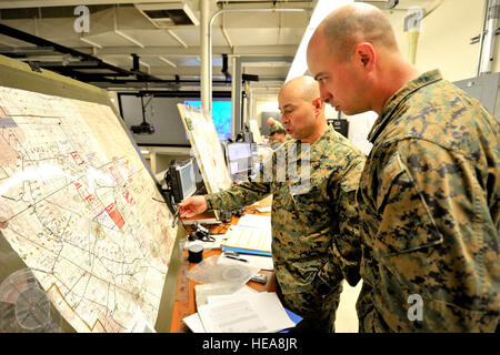 US Marine Capt Kyle Lingafelt und Generalmajor Marc Ginez, taktische Training Übung Kontrollgruppe, Marine Air Ground Task Force Training Command, überprüfen Sie Ziel löschen Punkte auf eine Reichweitenkarte während integrierte Übung 2-16 im Marine Corps Air Ground Combat Center, Twentynine Palms, Kalifornien, 30. Januar 2016. MCAGCC führt entsprechende live-Feuer kombinierte Waffen, urbane Operationen und Gelenk/Koalition Integration Ebene Schulungen, die operativen Kräfte Bereitschaft fördern.  Joselito Aribuabo techn. Sgt. Stockfoto