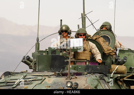 US-Marines, die Charlie Co. zugewiesen 2. Amphibious Assault Battalion, Fahrt in einem Amphibienfahrzeug Angriff während der Teilnahme an integrierten Übung 3-15, im Marine Corps Air Ground Combat Center Twentynine Palms, Kalifornien, 20. Mai 2015. MCAGCC führt relevant Leben Feuer kombinierte Waffen training, urbane Operationen und Gelenk/Koalition Integration Ebene Training, das fördert die operativen Kräfte Bereitschaft.  Juan A. Senior Airman  Duenas Stockfoto